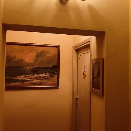 Lady Rose Bed & Breakfast 2*